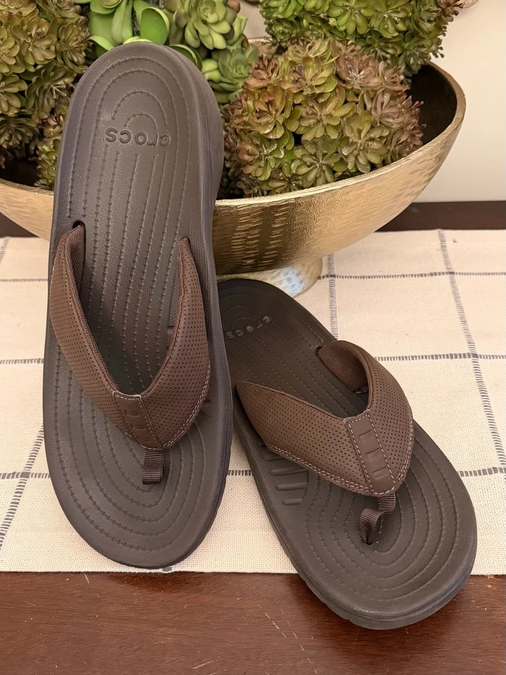 CROCS Men’s Size 11 Dark Brown Cushioned Flip-Flops EUC Summer Resort Vacay Pool